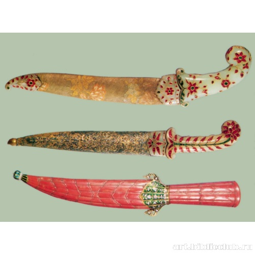 Кинжалы, украшенные эмалью и кораллами