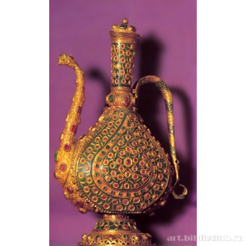 Кувшин из яшмы, украшенный драгоценными камнями