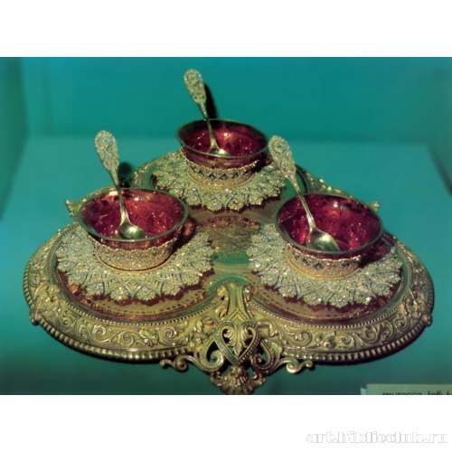 Десертный набор, украшенный бриллиантами