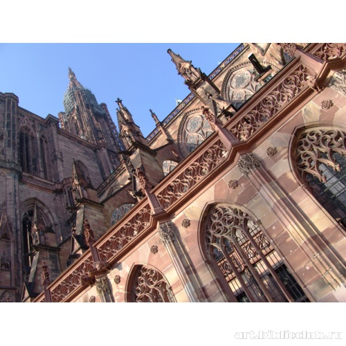 Кафедральный собор в Страсбурге. Стрельчатые арки окон собора