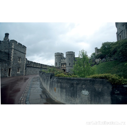 Виндзор. Виндзорский замок. Проход вдоль стен