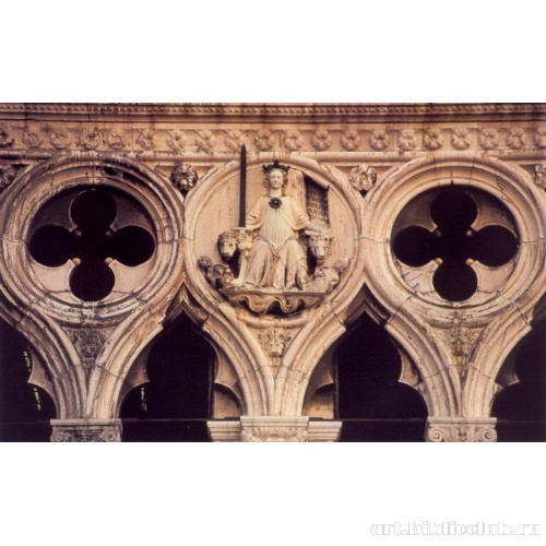 Дворец Дожей. Готический рельеф и колонны на лоджии дворца