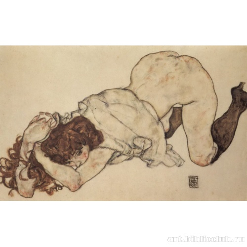 Девушка, стоящая на коленях, оперевшись на оба локтя