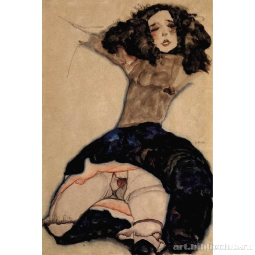 Черноволосая девушка с высоко поднятой юбкой